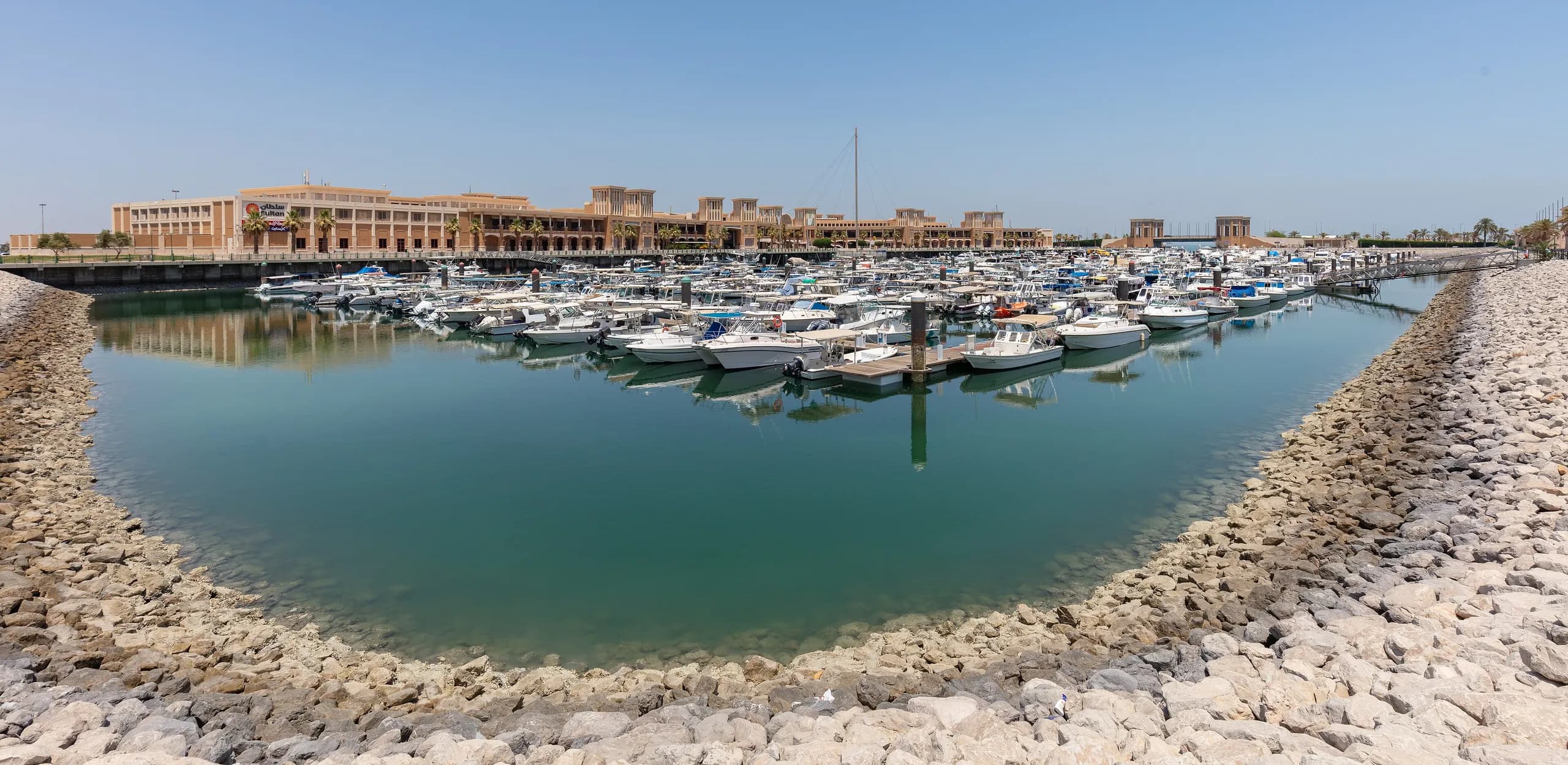 Marinas & Yacht Clubs